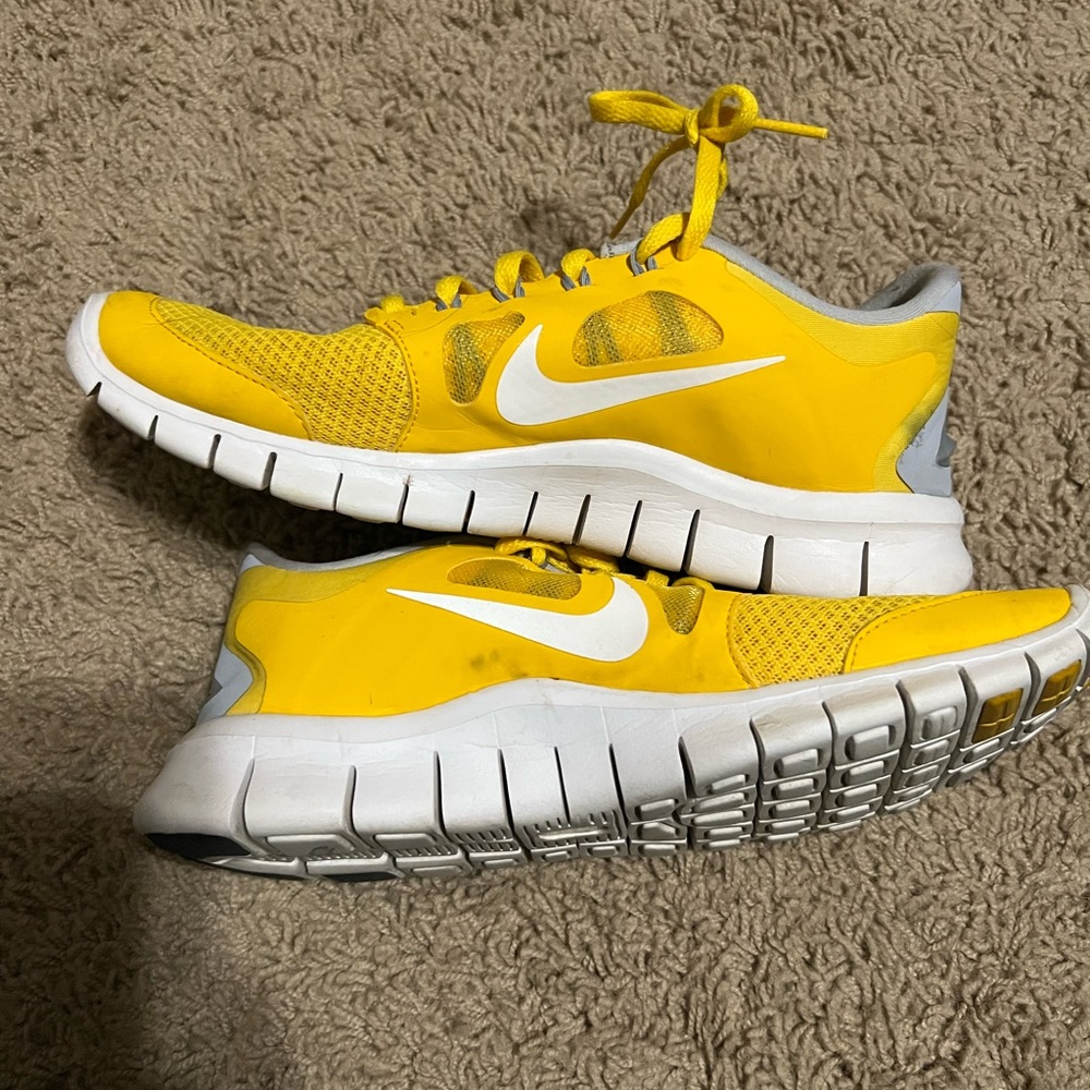 Yellow live strong Nike